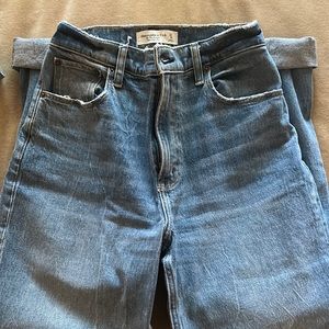 Abercrombie & Fitch Curve Love The 90s Straight Ultra High Rise Jean